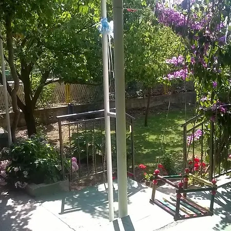 Neda ゲストハウス 3*